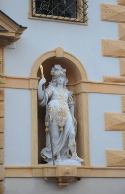 Bellona 'nın güzel mermer heykeli Graz, Avusturya' daki duvardaki oyukta. UNESCO Dünya Mirası Alanı