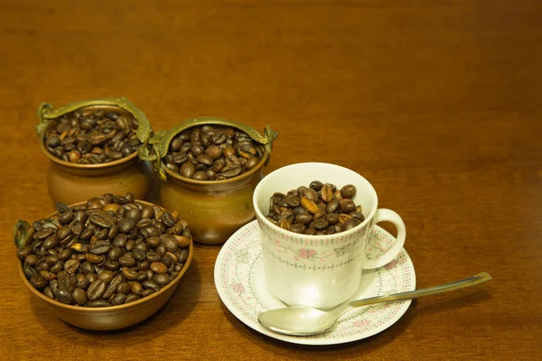 Chicchi di caffè nel rame — Foto Stock