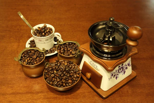 Kaffemalare och kaffe — Stockfoto