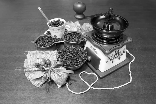 Macinino con chicchi di caffè — Foto Stock