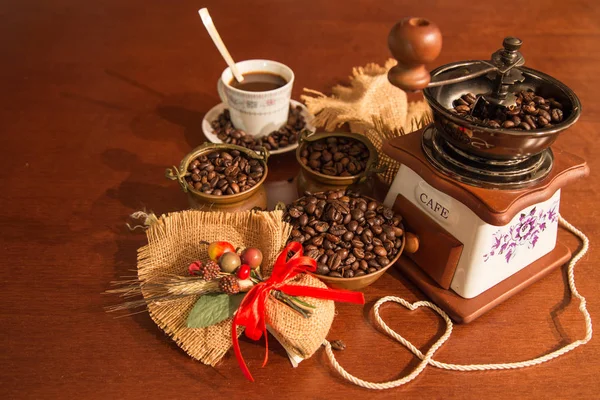 Macinino con chicchi di caffè — Foto Stock