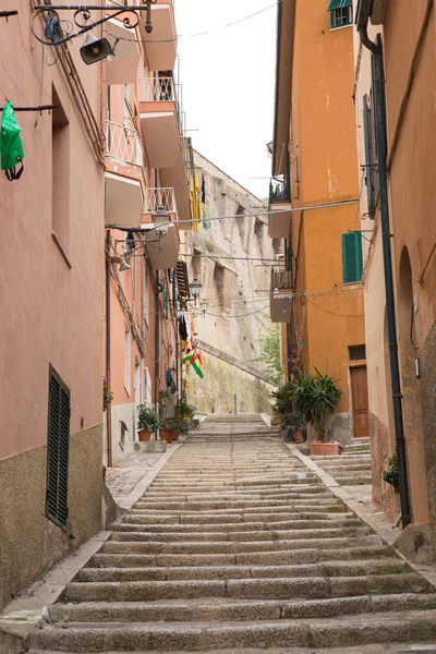 Steegje met trap in Porto Santo Stefano — Stockfoto