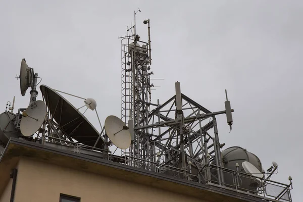 Masten mit Antennen für Mobiltelefone — Stockfoto