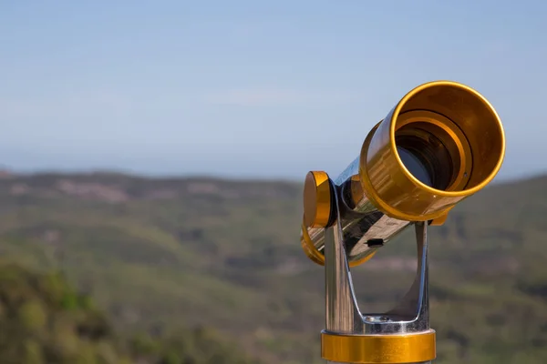 Teleskop zur Betrachtung der umliegenden Landschaft — Stockfoto