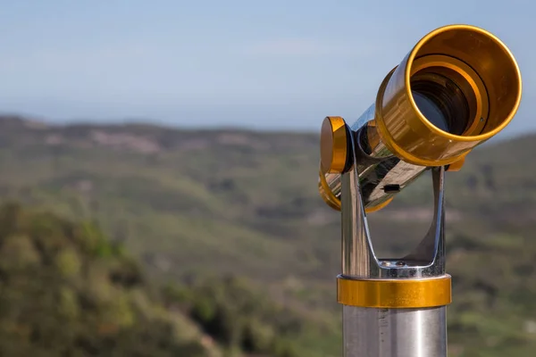 Teleskop zur Betrachtung der umliegenden Landschaft — Stockfoto