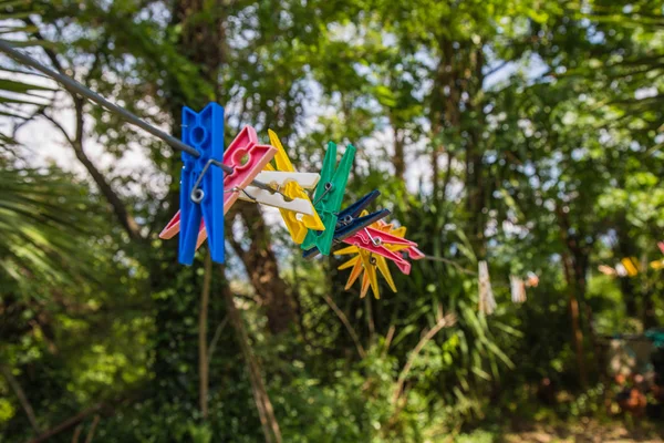 Pinces à linge colorées pour traîner dans les chaussures — Photo