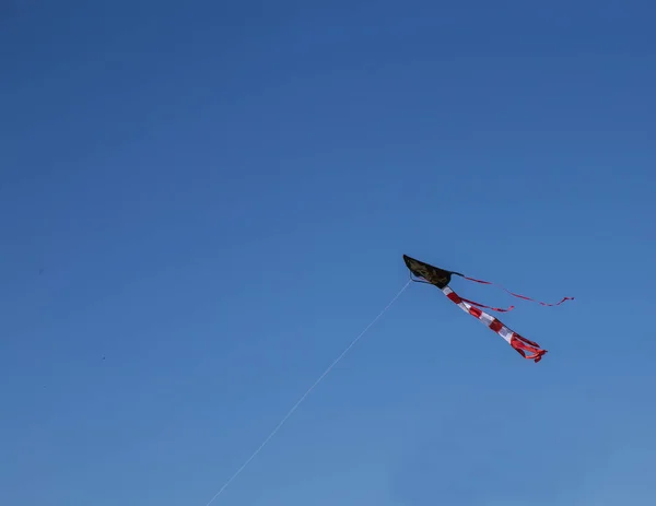 Kite χτύπημα από τον ήλιο σε φόντο μπλε του ουρανού — Φωτογραφία Αρχείου