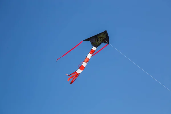 打从太阳在蔚蓝的天空背景上的风筝 — 图库照片