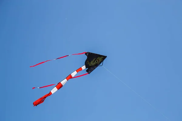 Kite χτύπημα από τον ήλιο σε φόντο μπλε του ουρανού — Φωτογραφία Αρχείου