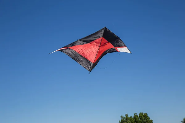 打从太阳在蔚蓝的天空背景上的风筝 — 图库照片