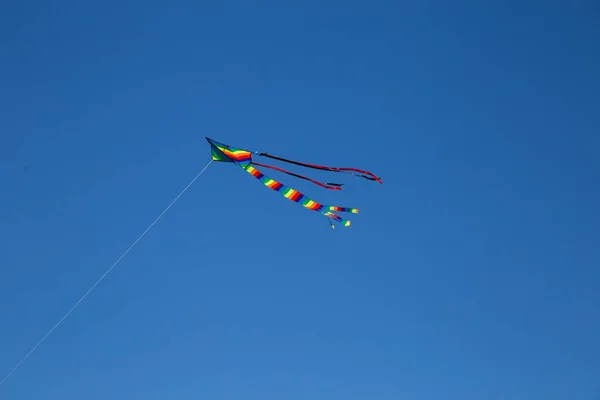 打从太阳在蔚蓝的天空背景上的风筝 — 图库照片