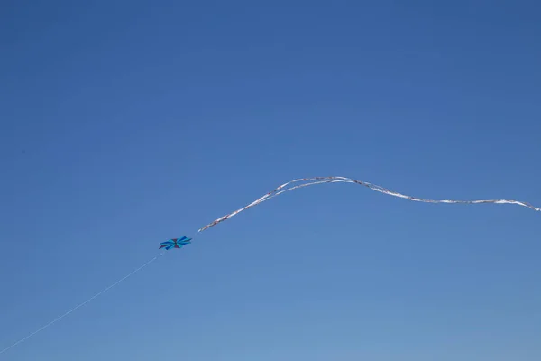 Cometa golpeada desde el sol sobre un fondo de cielo azul —  Fotos de Stock