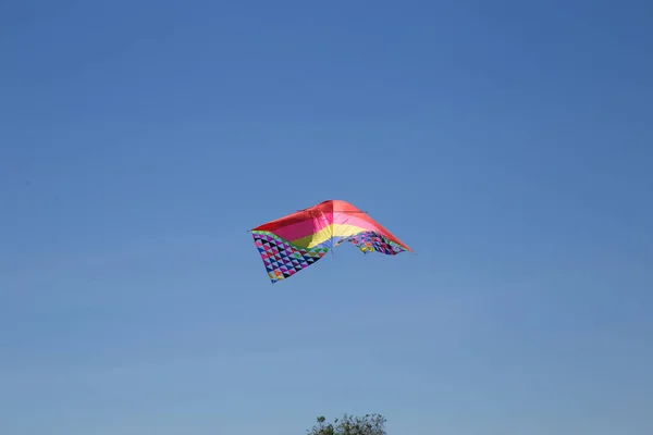 Kite hit uit de zon op een achtergrond van blauwe hemel — Stockfoto