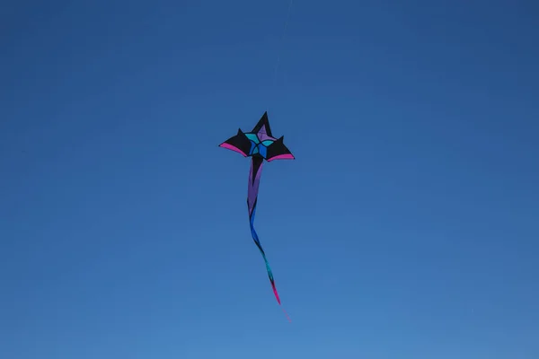 Kite χτύπημα από τον ήλιο σε φόντο μπλε του ουρανού — Φωτογραφία Αρχείου