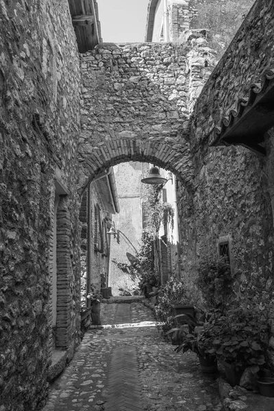 Viale antico con arco in pietra — Foto Stock