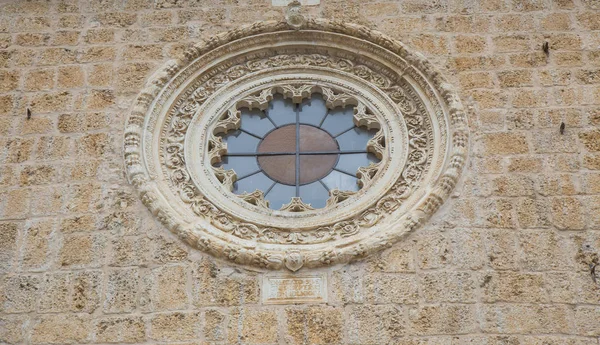 Розовое окно церкви — стоковое фото