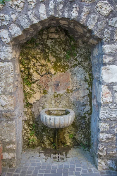 Small fountain attacked inside a niche — Stock Photo, Image