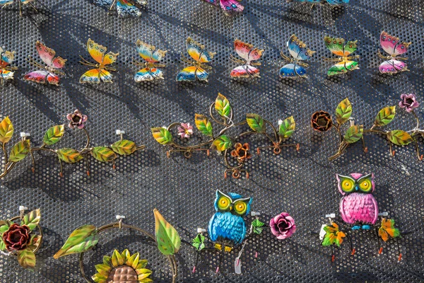 Farfalle e gufi di fiori metallo multicolore — Foto Stock