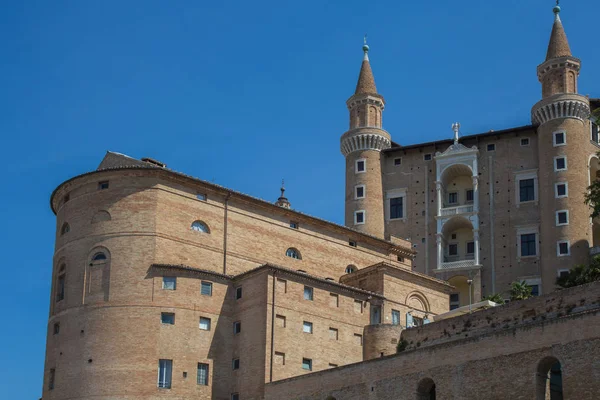 Utsikt över Dogepalatset i Urbino Stockbild