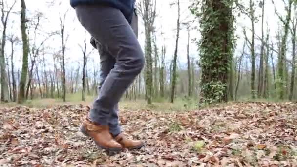 Farmerban Csizmában Sétál Erdőben Száraz Levelek Szőnyegén — Stock videók