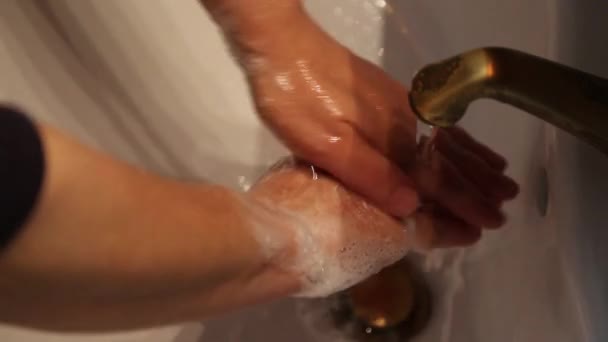 細菌やウイルスによって引き起こされる感染症の予防のための手の衛生中の女性 — ストック動画