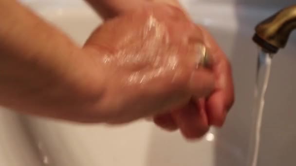 Frau Bei Der Händehygiene Zur Verhinderung Von Infektionen Durch Keime — Stockvideo