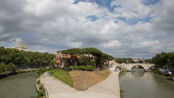 2018年6月9日 イタリア ローマ ローマのティバー川のイゾラ ティベリーナ 4Kの雲とティバー島の病院 時間の経過 ローマのティバー島の時間経過 — ストック動画