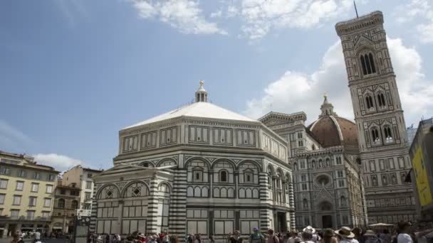 2018年7月12日 イタリア フィレンツェ 観光客とフィレンツェ大聖堂 フィレンツェ大聖堂の時間経過 フィレンツェのドゥオーモの上の雲 — ストック動画