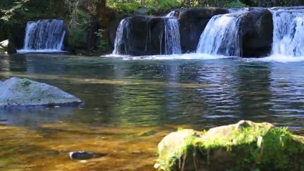 凍った山の滝 マッツァーノ ロマーノ近くのトレハ川はモンテ ゲラート滝と呼ばれるいくつかの素晴らしいカスケードを形成します — ストック動画