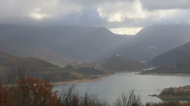 Panoramiczny Widok Castel Tora Wybrzeżu Lago Del Turano Prowincji Rieti — Wideo stockowe