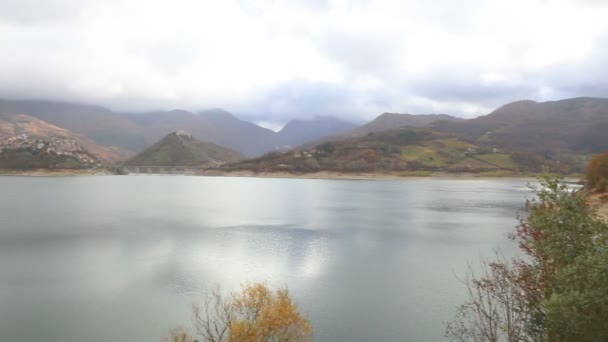 Panoramautsikt Över Turanosjön Med Castel Tora Och Colle Tora Speglas — Stockvideo