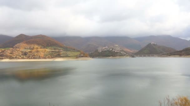 カステル トラとコルレ トラとトゥーラノ湖のパノラマビューは イタリアのラツィオ州のRietiの州の水に反映されます — ストック動画