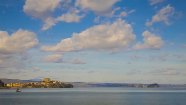 Arka Planda Capodimonte Bisentina Adası Kasabası Bir Balıkçı Teknesiyle Bolsena — Stok video