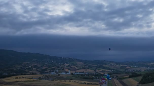 Talya Umbria Bulutlu Gökyüzünde Renkli Sıcak Hava Balonları Zaman Ayarlı — Stok video