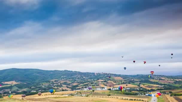 Χρωματιστά Αερόστατα Θερμού Αέρα Στο Συννεφιασμένο Ουρανό Στην Ούμπρια Της — Αρχείο Βίντεο