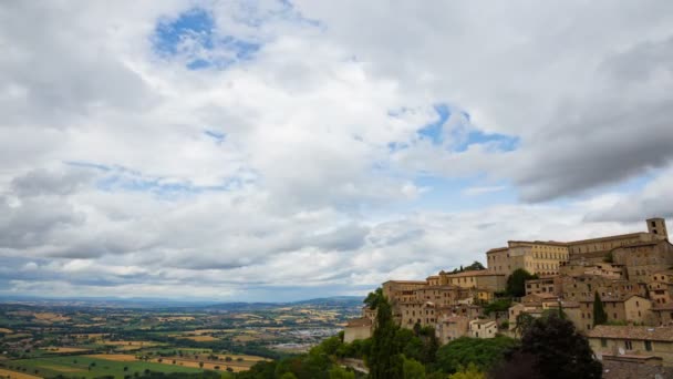 Ville Todi Ombrie Italie Avec Campagne Environnante Ciel Nuageux Pris — Video