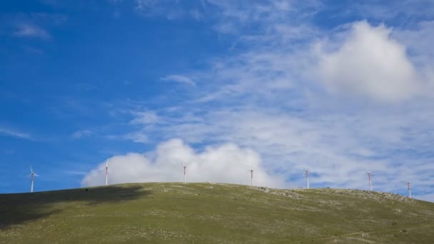 Laps Temps Des Éoliennes Positionnées Sur Montagne Vues Dessous Avec — Video