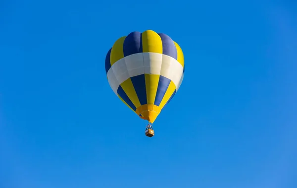 Globo Aire Caliente Amarillo Azul Vuelo Solitario Cielo Azul —  Fotos de Stock