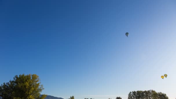 Egy Csapat Hőlégballon Kering Levegőben Időzítés Lejárt Idő — Stock videók