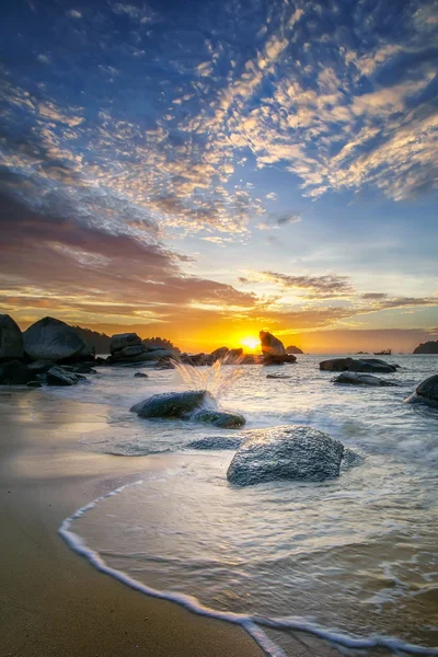 The beautiful sunset and the wave splashing — Stock Photo, Image