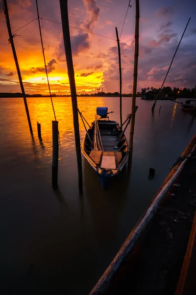 O barco de pescador durante o pôr do sol — Fotografia de Stock