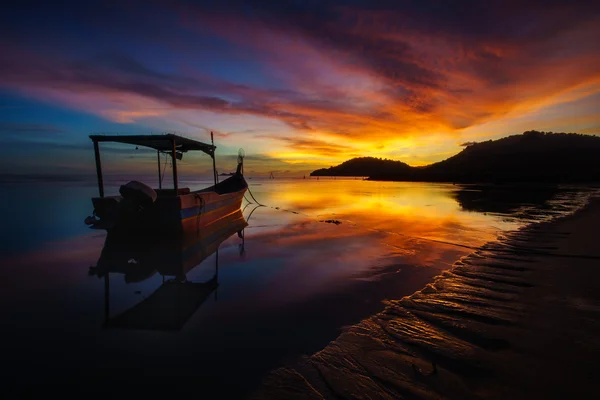 La barca dei pescatori durante il tramonto — Foto Stock