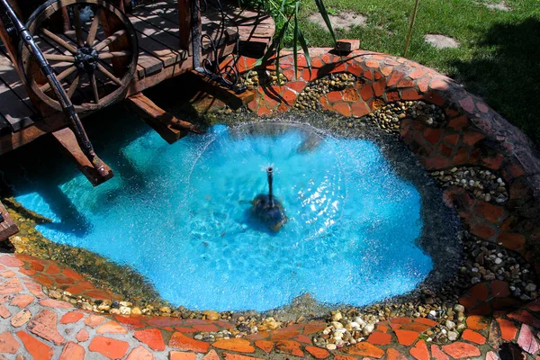 Vodní fontána v zahradě — Stock fotografie