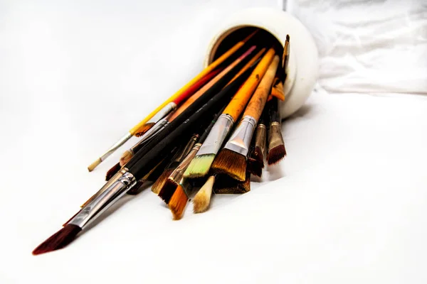 Brushes for painting in a white ceramic bowl — Stock Photo, Image