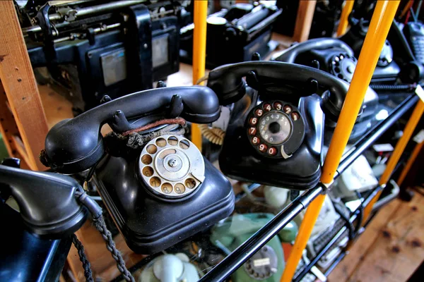 Старые аналоговые телефоны — стоковое фото