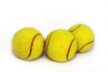 Tenis topları beyaz zemin üzerine