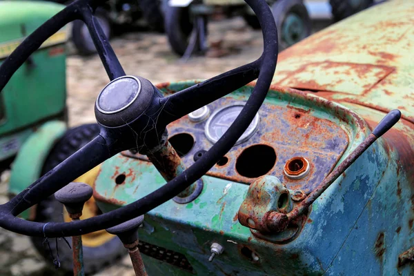 Trator de fazenda de volante antigo — Fotografia de Stock