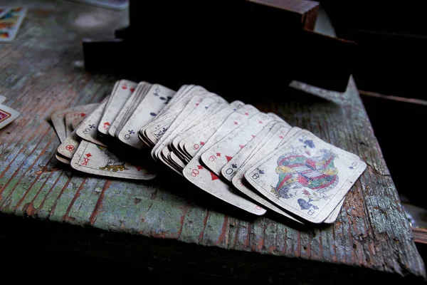 Hrací karty na dřevěný stůl — Stock fotografie