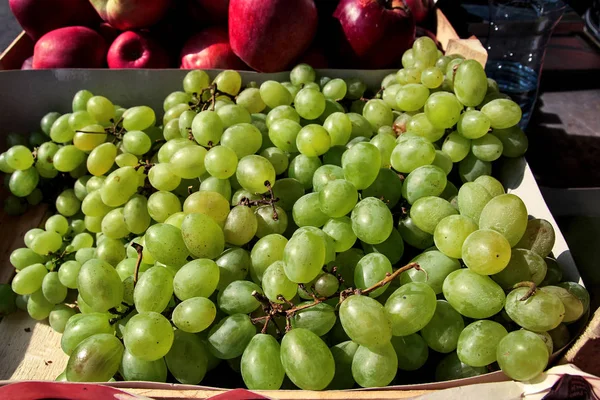 Organic fresh white grapes — Stock Photo, Image