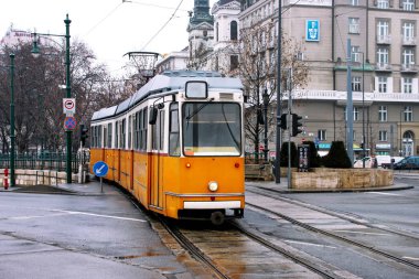 Budapeşte'de eski sarı tramvay
